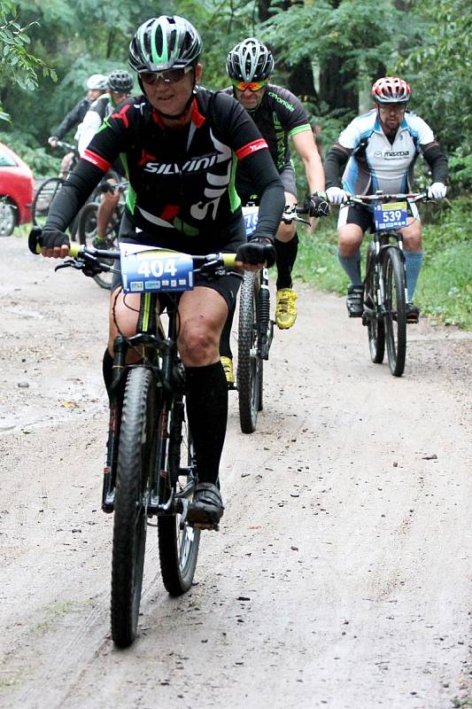 Šestý ročník cyklistické Znojmo Burčák tour se i přes nepříznivé počasí zúčastnily stovky nadšených závodníků.