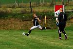 Lesoničtí fotbalisté (v modrém) sehráli druhou zářijovou neděli derby B-skupiny IV. třídy na hřišti sousedních Petrovic. Na zápas, v němž nakonec hosté padli 1:2, vyrazili dálkovým autobusem.