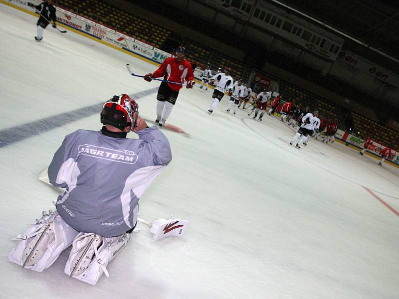 Znojemští hokejisté dnes poprvé vyjeli na led. Dvou hodinovým tréninkem  tak přesunuli letní přípravu na led Hostan areny.