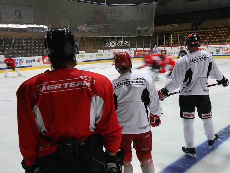 Znojemští hokejisté dnes poprvé vyjeli na led. Dvou hodinovým tréninkem  tak přesunuli letní přípravu na led Hostan areny.