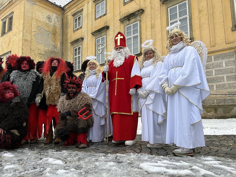 V neděli pozdě odpoledne vyrazil průvod čertů, andělů a Mikuláše z krumlovského zámku do ulic města.