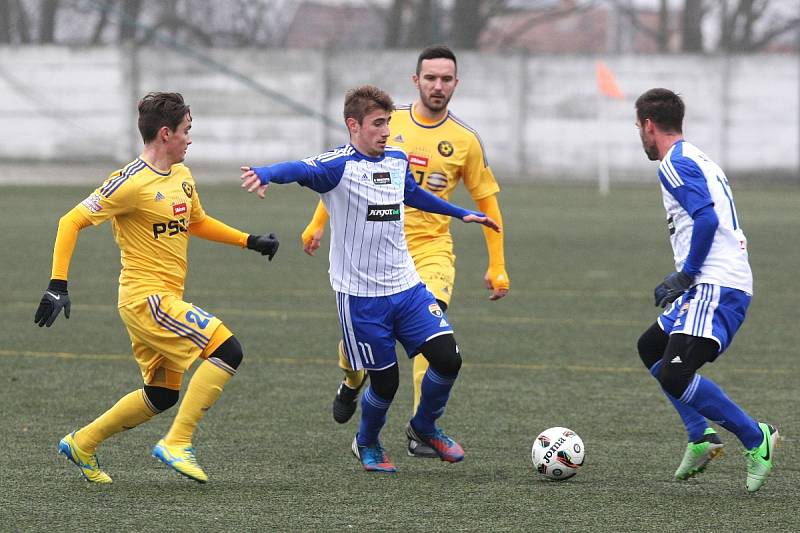 Fotbalisté Znojma (v modrobílém) podlehli Jihlavě 1:4.