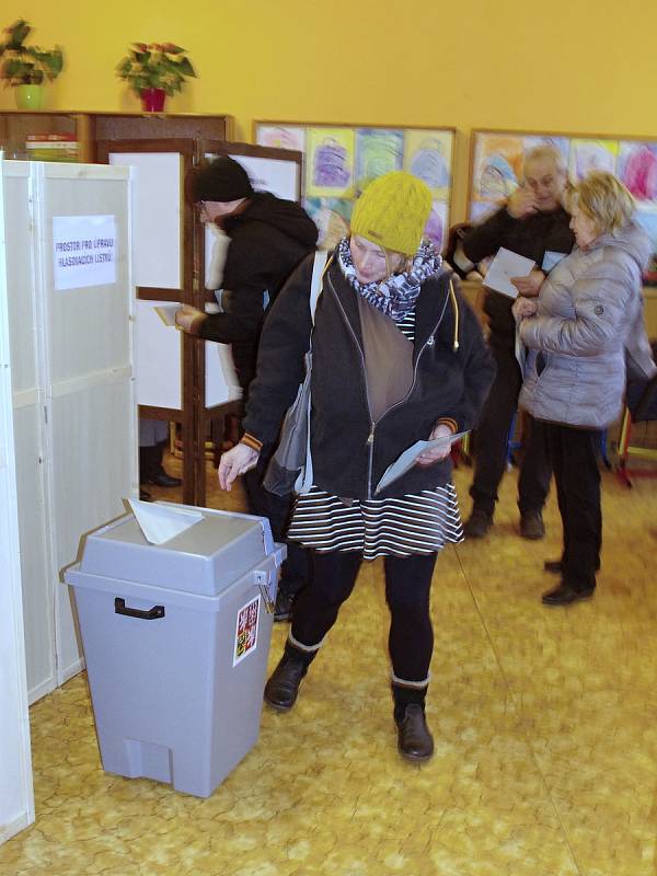 Ve třech volebních místnostech ve škole u znojemského Jubilejního parku bylo bezprotředně po zahájení voleb rušno.