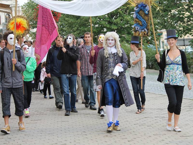 Hudební festival Znojmo byl oficiálně zahájený. Král Ludvík XIV. společně s průvodem hudebníků prošli centrem města.