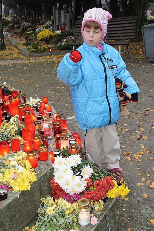 Vzpomínka na všechny věrné zemřelé či lidově Dušičky, si  připomněly při obřadu na znojemském městském hřbitově desítky lidí.