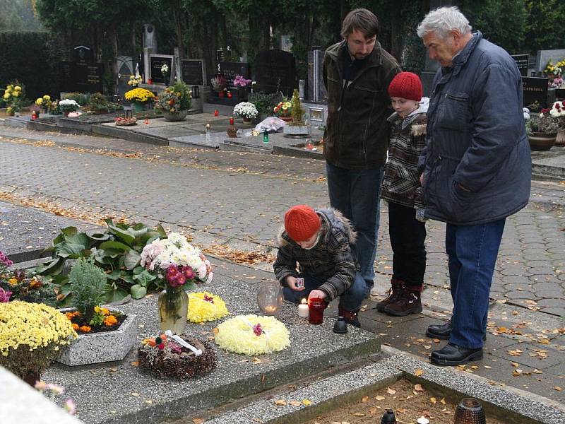 Vzpomínka na všechny věrné zemřelé či lidově Dušičky, si  připomněly při obřadu na znojemském městském hřbitově desítky lidí.