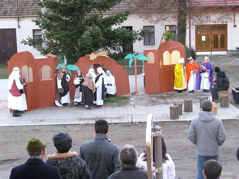 Děti v Miroslavských Knínicích zahrály živý betlém. 