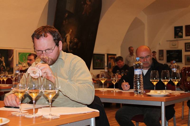 Podobně jako v minulých letech i letos se ve znojemském Louckém klášteře sešla komise vinařů, aby vybrala vína, která budou moci používat prestižní označení „vína originální certifikace“, tedy VOC.