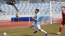 Znojemští fotbalisté (modří) padli potřetí za sebou. První jarní den nestačili na Uničov 0:3.