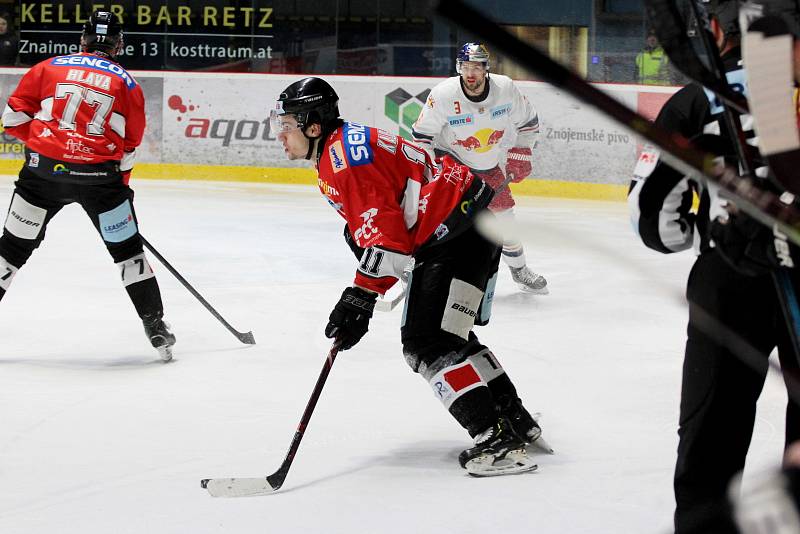 Hokejoví Orli v pátek nastoupili k poslednímu domácímu utkání základní části mezinárodní soutěže EBEL. Celek pod vedením trenéra Miroslava Fryčera na svém ledě přivítal silné mužstvo Salzburgu.
