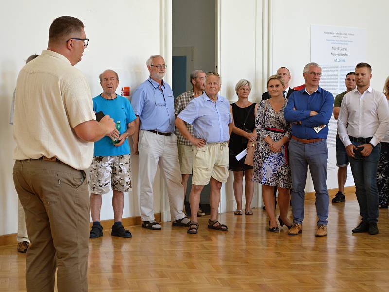 Dlouho očekávaná oprava jižního křídla zámku v Moravském Krumlově začala ve čtvrtek slavnostním sekáním na nádvoří zámku.