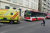 Při nouzovém brzdění autobusu se ve Znojmě zranili tři lidé.