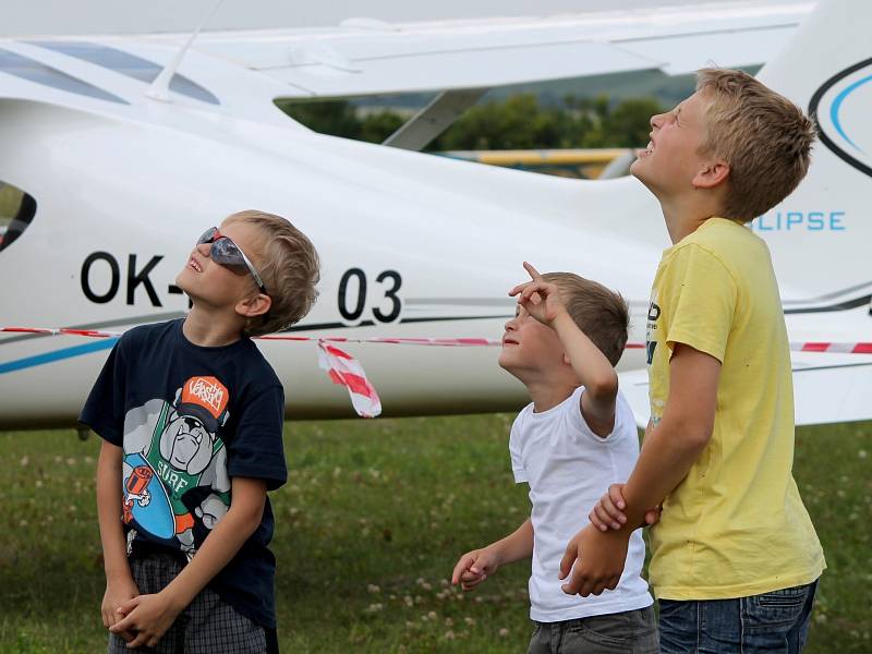 Martin Šonka, pilot světové série Red Bull Air Race, člen reprezentace České republiky v letecké akrobacii kategorie unlimited a vojenský pilot letounu JAS-39 Gripen předvedl své umění na 4. sletu ULL na Letišti Znojmo blízko Nového Šaldorfu.