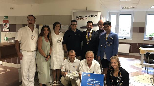 Členové znojemského Rotary kubu předali na transfúzní oddělení znojemské nemocnice skleničky, které nahradí plastové kelímky.