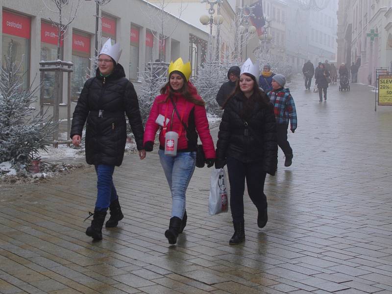 Pracovníci a klienti znojemské Charity zamířili koledovat do Tříkrálové sbírky na znojemskou radnici.