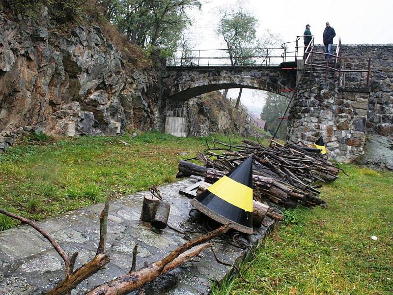 Hladina Jevišovické přehrady je už nyní zhruba dva metry pod svým dlouhodobým průměrem. Do konce měsíce listopadu poteče korytem jen úzká stužka říčky Jevišovky. Pak se do dna nádrže pustí bagry, nákladní auta z něj odvezou stovky tun bahna. 