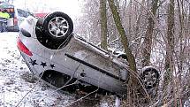 V příkopu koly vzhůru zůstal peugeot mladého řidiče u Miroslavi