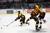 Hokejoví Orli Znojmo (v bílém) doma porazili ve 14. kole Chance ligy Duklu Jihlava 3:2.