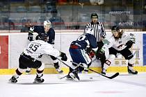 Znojemští hokejoví Orli (v bílém) prohráli v 31. kole Chance ligy na ledě Kolínu 0:1.