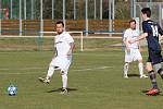 Díky proměněné penaltě porazili hrabětičtí fotbalisté (v bílém) B-tým Horních Kounic 1:0.