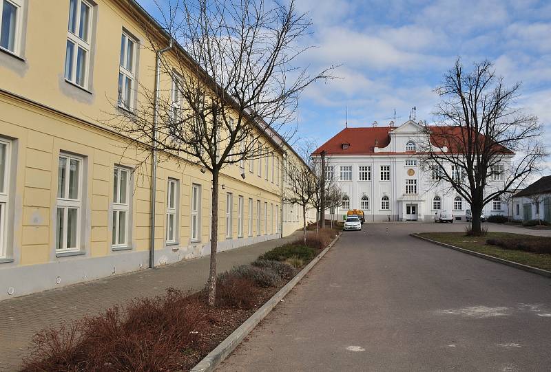 Budovy školy v Jevišovicích. Vlevo přístavba v popředí Komenium