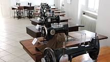 Výstava historických šicích strojů.