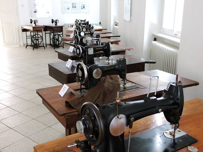 Výstava historických šicích strojů.