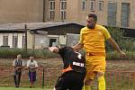 Prohru 2:4 přineslo utkání 22. kola 1.A třídy skupina FK Znojmo (v tmavém) - TJ Sokol Dobšice.