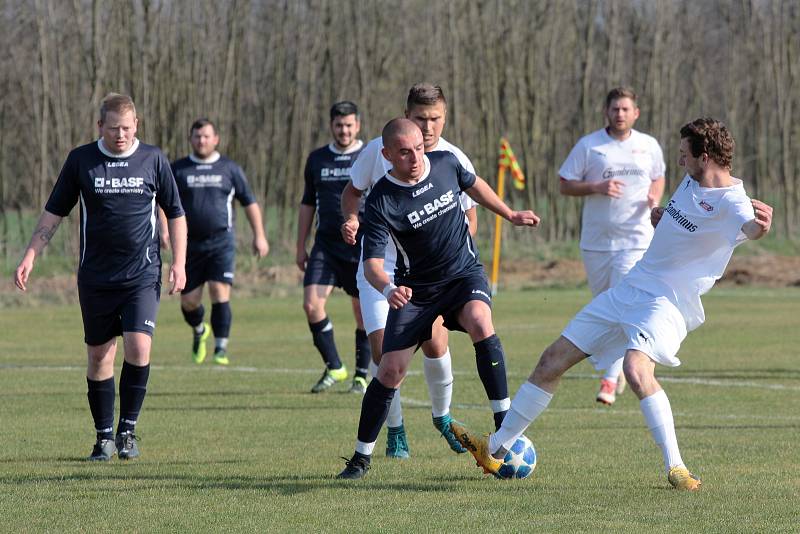 Díky proměněné penaltě porazili hrabětičtí fotbalisté (v bílém) B-tým Horních Kounic 1:0.