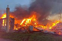 Oheň v Jaroslavicích zcela zničil dřevostavbu. Proč začalo hořet, zjišťuje vyšetřovatel hasičů.