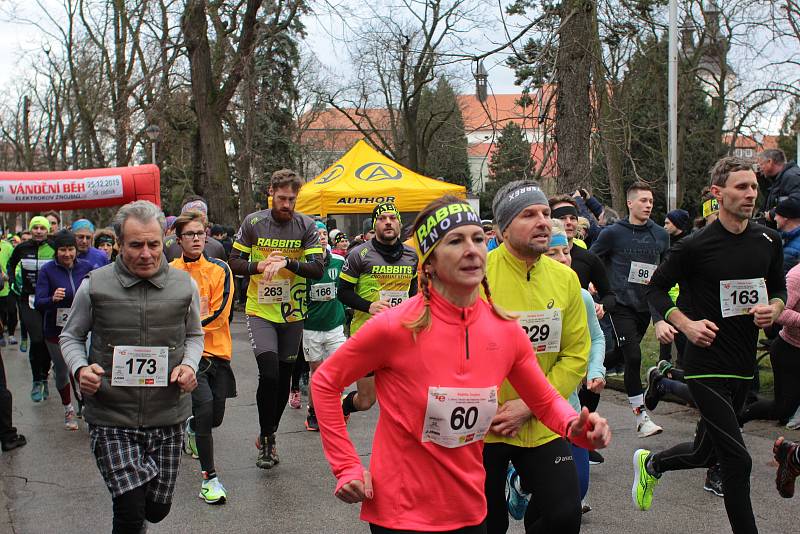 Více než 250 sportovců vyběhlo na den po Štědrém večeru na trať 39. ročníku znojemského Vánočního běhu Elektrokovu.