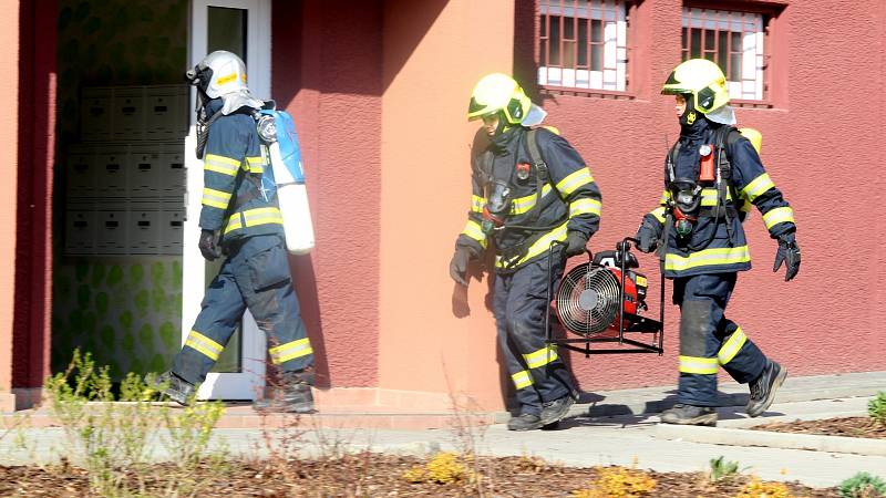 V posledním patře osmipatrového panelového domu v ulici Dukelských bojovníků ve Znojmě hořelo. V pátek 31. března.