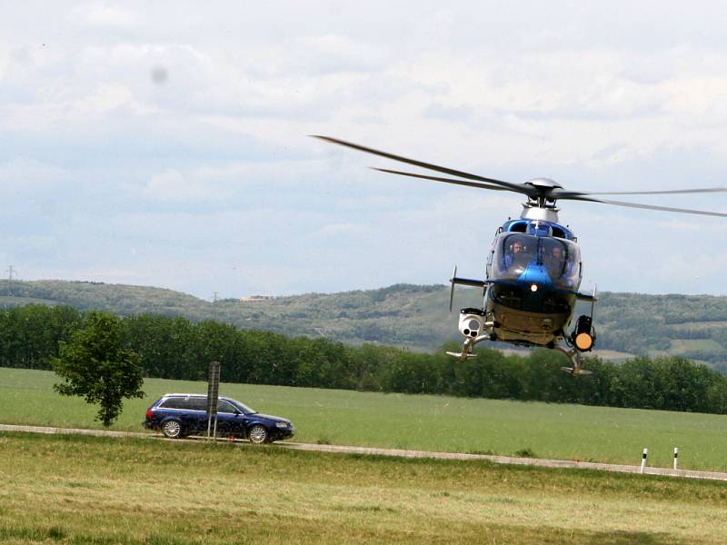 Policejní vrtulník hlídal v pátek takzvanou silnici smrti ze Znojma do Pohořelic. 