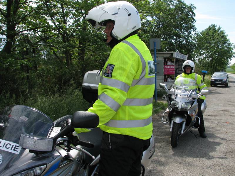 Policejní vrtulník hlídal v pátek takzvanou silnici smrti ze Znojma do Pohořelic. 