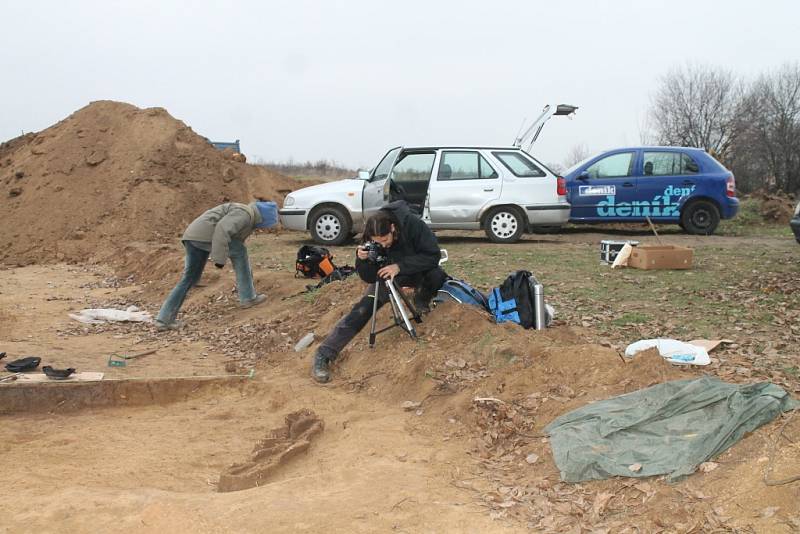 Na stavbě obchvatu Znojma našli při záchranném výzkumu archeologové pod vedením Davida Humpoly kostru ženy z doby kamenné. 