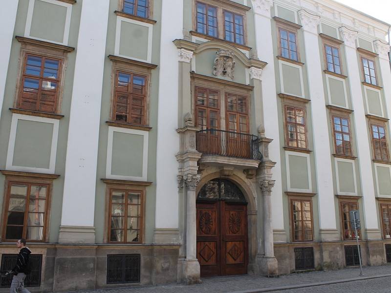 Starhemberský palác, mylně označovaný jako Althanský, je na prodej za 32 milionů korun. Stojí na znojemském Horním náměstí v těsném sousedství Václavského náměstí.