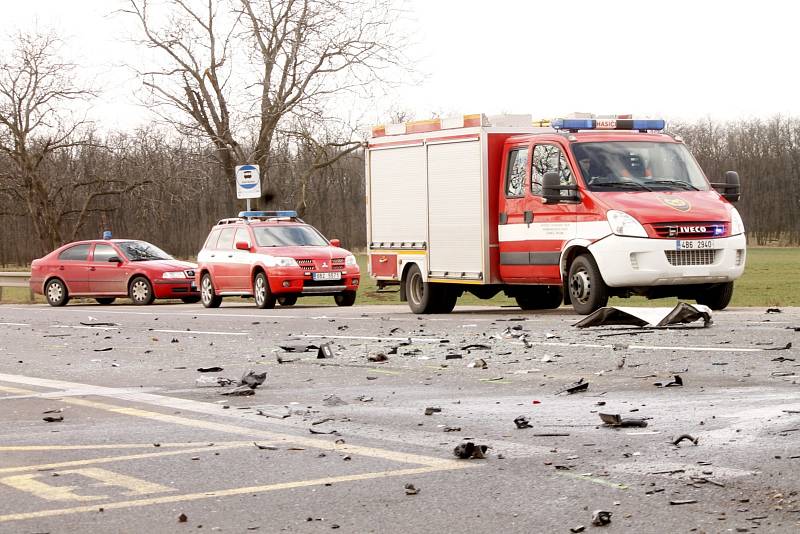 Vážná dopravní nedhoda, při které shořelo osobní auto, se stala v pátek 6. března 2015 dopoledne na silnici číslo I/53 v prostoru křižovatky na Oleksovice.