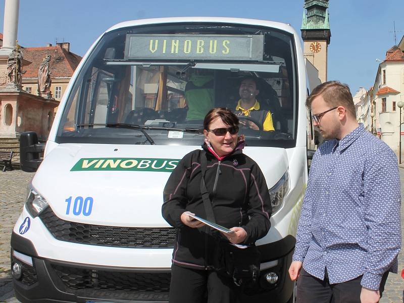 Turisty na Znojemsku vozí i Vinobus VOC Znojmo.