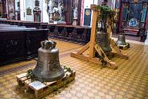 V první i druhé světové válce je odvezli vojáci. Tři chybějící zvony nechali teď vyrobit farníci ze Znojma díky štědrému dárci.