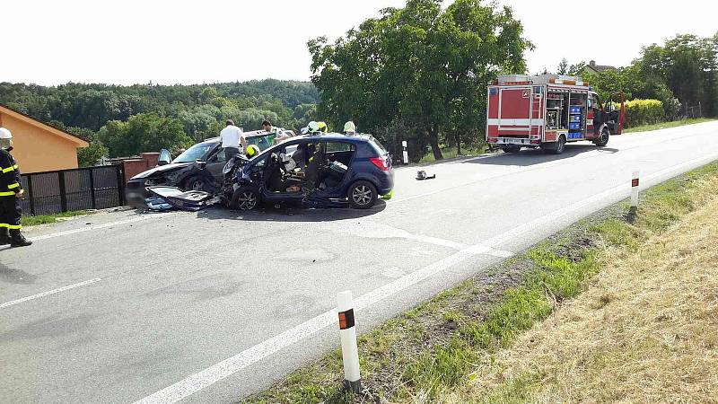 Tři auta se srazila u Citonic. Hasiči vyprostili jednu zraněnou ženu, celkem záchranáři ošetřili šest lidí.