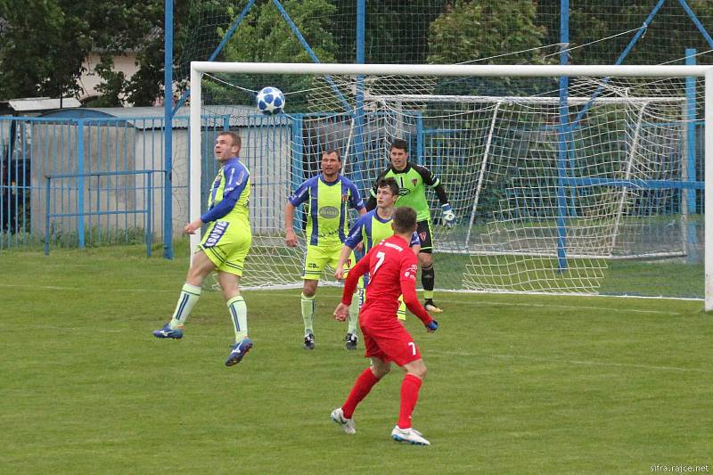 Fotbalisté divizních Tasovic ve středu na domácím pažitu porazili Lanžhot 2:1.