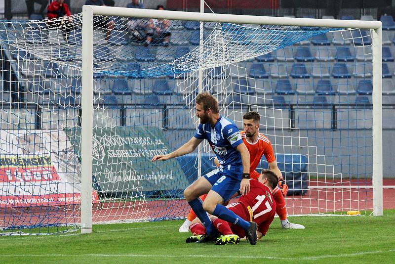 Znojemští fotbalisté (v modrém) prohráli v prvním kole MSFL sezony 2019/2020 s Velkým Meziříčím 0:1.