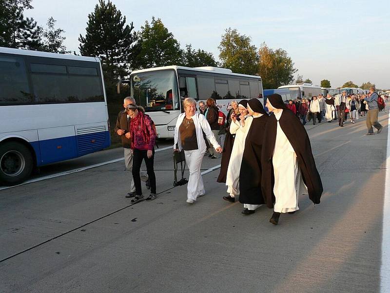 Na tři stovky věřících cestovaly v neděli na papežskou mši do Brna ze Znojma. Další desítky přivezly autobusy z dalších obcí regionu.