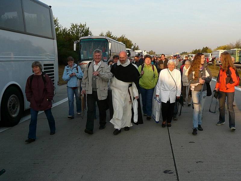 Na tři stovky věřících cestovaly v neděli na papežskou mši do Brna ze Znojma. Další desítky přivezly autobusy z dalších obcí regionu.