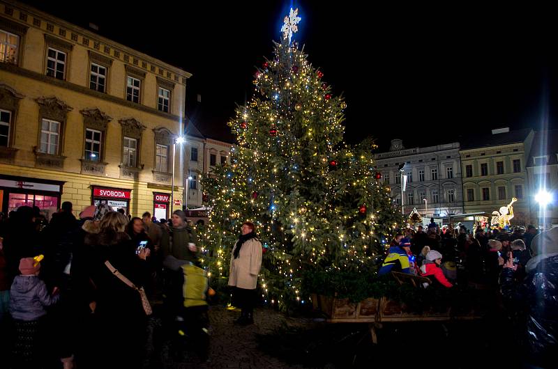 S první nedělí adventní se do Znojma vrátil oblíbený Znojemský advent. Rozsvícení vánočního stromu přilákalo tisíce návštěvníků.