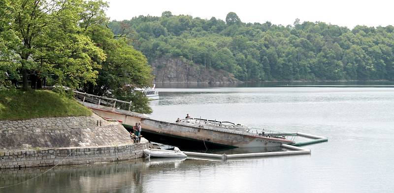 Vrak požárem zničené lodi Dyje vytáhli z vod vranovské přehrady pracovníci specializované firmy.
