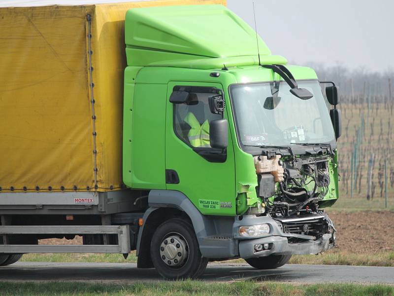 Ke smrtelné dopravní nehodě došlo ve čtvrtek krátce před sedmou hodinou ranní nedaleko Lechovic na oleksovické křižovatce.