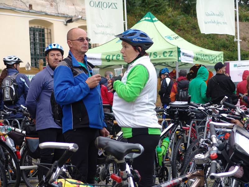 Poslední díl letošního seriálu cykloturistických akcí Krajem vína 2012 pro milovníky kola, vína a jižní Moravy se v sobotu uskutečnil ve Znojma a okolí. Desítky nadšenců vyrazili z Louckého kláštera po vinicích a vinných sklepech Znojemska.