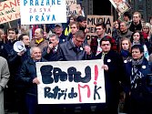Krumlovští demonstrují v Praze kvůli Slovanské Epopeji.