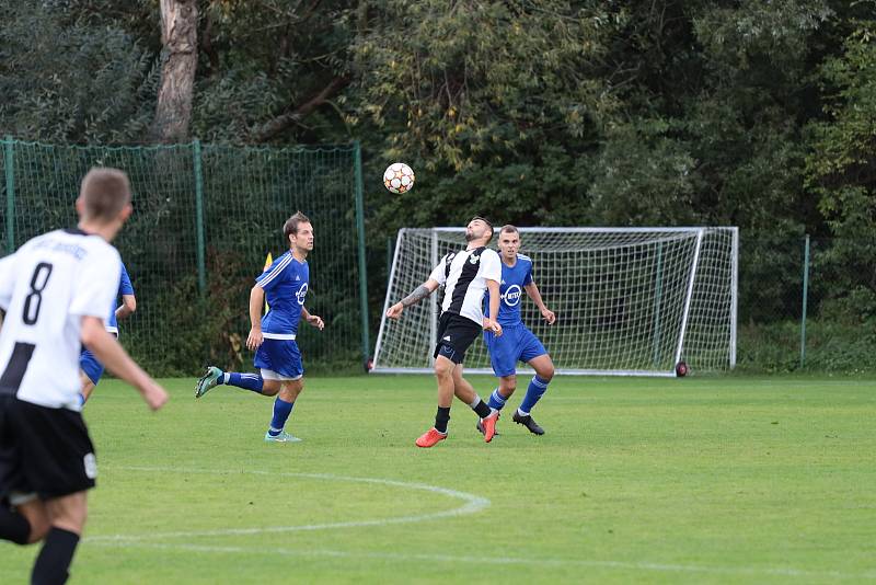 Fotbalisté Dobšic (bílí) přivítali v okresním derby 1. A třídy skupiny A  tým Moravského Krumlova, kterému podlehli 0:2.